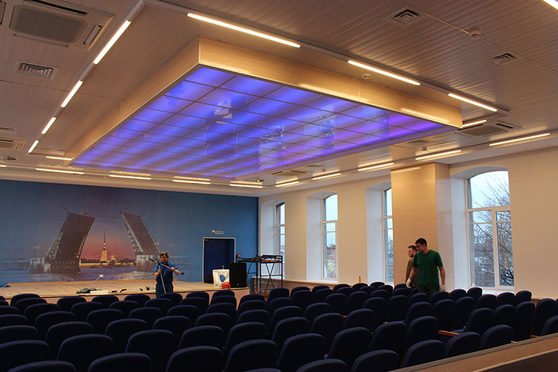 Дизайн потолка в актовом зале